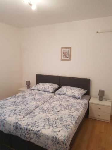 Apartments with parking space Novi Vinodolski - 16998