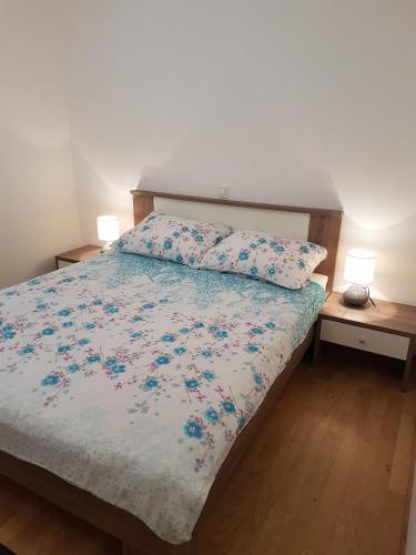 Apartments with parking space Novi Vinodolski - 16998