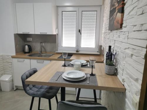 Apartment Okrug Gornji 17032c