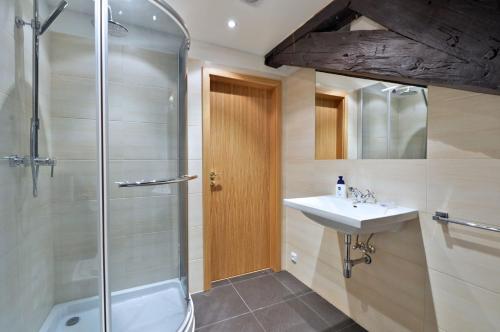 ein Bad mit einem Waschbecken und einer Dusche in der Unterkunft Old Town Boutique Apartments in Prag