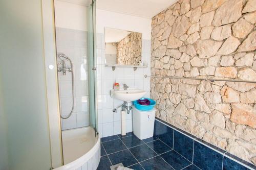 y baño con lavabo y ducha. en Secluded fisherman's cottage Cove Spiljice, Brac - 17031 en Selca