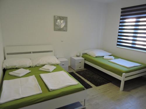 Posteľ alebo postele v izbe v ubytovaní Apartments with a parking space Trogir - 16898
