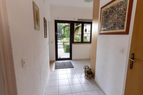 Gambar di galeri bagi Apartments with parking space Klis, Split - 16979 di Klis