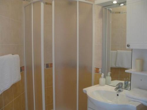 Apartments with parking space Barbat, Rab - 16816
