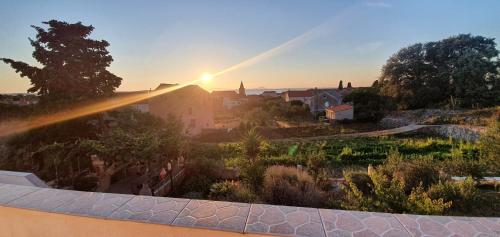 Blick auf eine Stadt mit Sonnenuntergang in der Unterkunft Apartments with WiFi Olib - 16674 in Olib