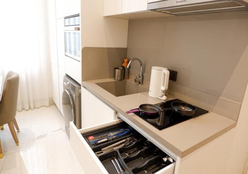 Cuisine ou kitchenette dans l'établissement The Grand Mansion Menteng by The Crest Collection