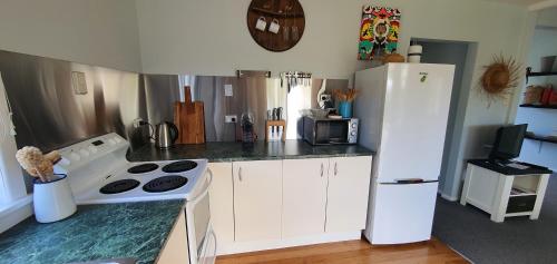 Quintessential kiwi bach – Photos 5