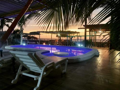 een zwembad met een tafel en stoelen in een resort bij Blue Ocean in Máncora