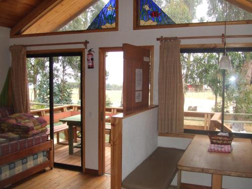 um quarto com um alpendre com vitrais em Cabañas Barrachina, Punta de Tralca em El Quisco