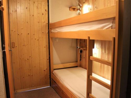 um quarto com beliches de madeira num quarto em Appartement Vars, 1 pièce, 4 personnes - FR-1-330B-197 em Vars