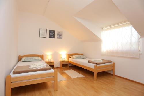 Postel nebo postele na pokoji v ubytování Apartments with a parking space Slunj, Plitvice - 16905
