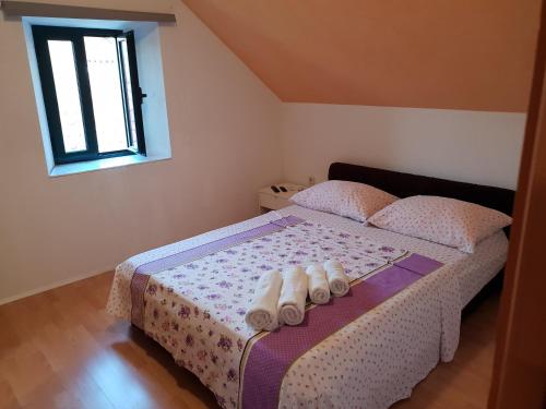 ein Schlafzimmer mit einem Bett mit Handtüchern darauf in der Unterkunft Apartments by the sea Orebic, Peljesac - 16883 in Orebić