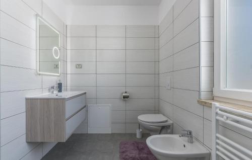 une salle de bain blanche avec un lavabo et des toilettes dans l'établissement Luxury villa with a swimming pool Vodnjan, Fazana - 16867, à Mednjan