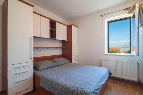 Apartments with parking space Supetar, Brac - 16923