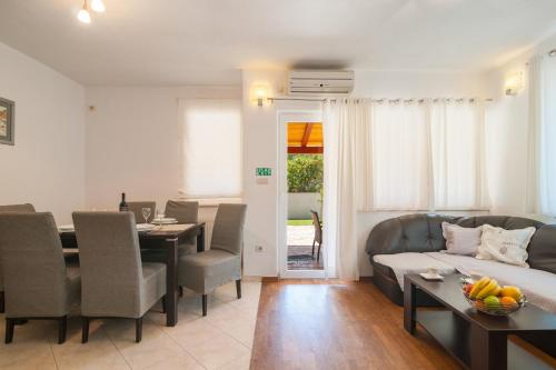 Apartments with parking space Supetar, Brac - 16923