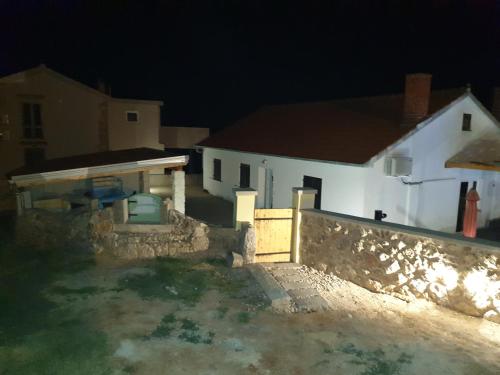 Fotografia z galérie ubytovania Family friendly apartments with a swimming pool Risika, Krk - 16841 vo Vrbniku