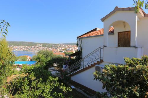 Fotografie z fotogalerie ubytování Family friendly apartments with a swimming pool Okrug Gornji, Ciovo - 16608 v Trogiru
