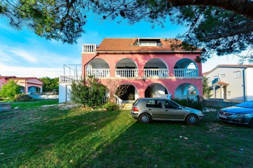 Apartments with a parking space Vir - Kozjak, Vir - 18579
