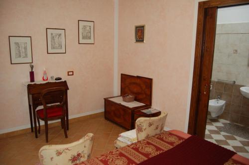 W łazience znajduje się stół, biurko i umywalka. w obiekcie Agriturismo "Le Rondinelle" w mieście Valiano