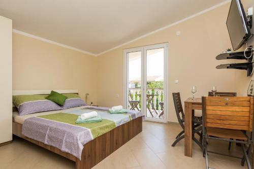 Posteľ alebo postele v izbe v ubytovaní Apartments with a parking space Vir - 18561