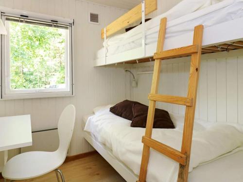 Hadsundにある6 person holiday home in Hadsund-By Traumのベッドルーム1室(二段ベッド、デスク、はしご付)が備わります。