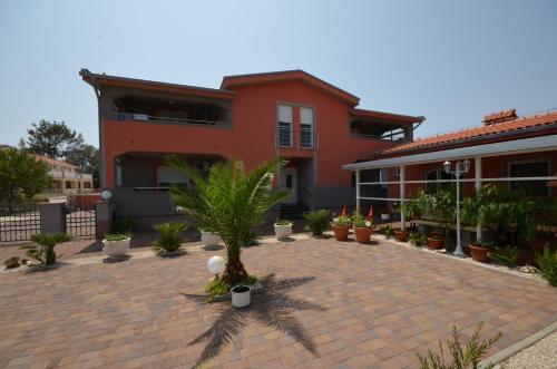 Apartments with parking spaces Vir - 18562