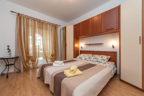 Posteľ alebo postele v izbe v ubytovaní Apartments by the sea Vir - Lozice, Vir - 18576