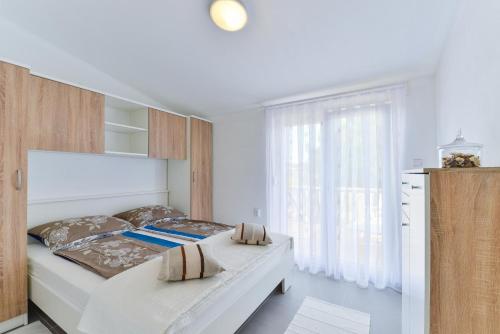 Posteľ alebo postele v izbe v ubytovaní Apartments with parking spaces Vir - Torovi - Vir - Pedinka, Vir - 18577