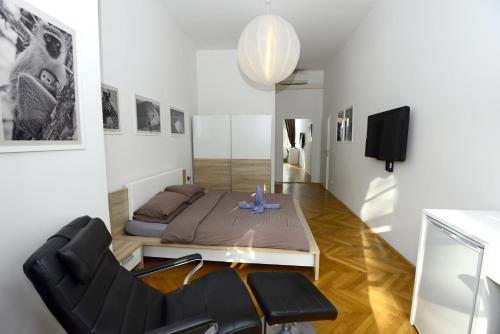 1 dormitorio con cama, sofá y sillas en Galeria Rooms, en Liubliana