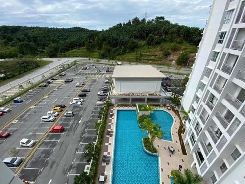 uma vista aérea de um parque de estacionamento com piscina em PalamStay em Kuala Selangor