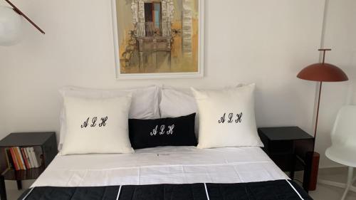 Een bed of bedden in een kamer bij Artemide Luxury Home