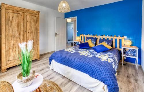 ein blaues Schlafzimmer mit einem Bett und einer blauen Wand in der Unterkunft Lovely Home In Baraqueville With Kitchen in Baraqueville