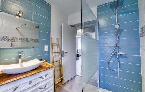 uma casa de banho com um lavatório e um chuveiro em Lovely Home In Baraqueville With Kitchen em Baraqueville