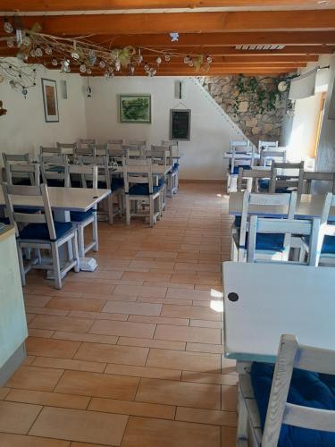 una sala da pranzo vuota con tavoli e sedie di Soubey (Clairbief) a Soubey