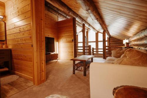 אזור ישיבה ב-Classic Log Cabin near Rocky Mountain National Park and near Skiing