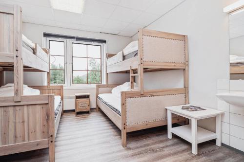 HjerkinnにあるFrich`s Hjerkinnhusの二段ベッド2台とシンクが備わる客室です。