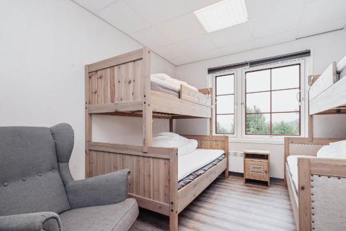 1 dormitorio con 2 literas y sofá en Frich`s Hjerkinnhus, en Hjerkinn