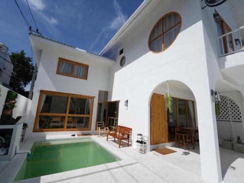 dom z basenem na podwórku w obiekcie RIM HuaHin Villa By RoomQuest w mieście Hua Hin