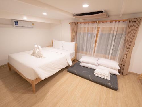 mały pokój z dwoma łóżkami i oknem w obiekcie RIM HuaHin Villa By RoomQuest w mieście Hua Hin
