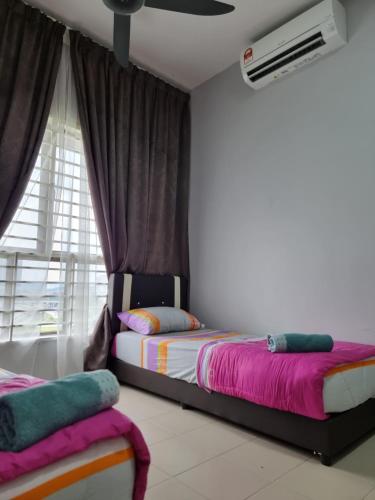 1 Schlafzimmer mit 2 Betten und einem Fenster in der Unterkunft 3R2B Entire Apartment Air-Conditioned by WNZ Home Putrajaya for Islamic Guests Only in Putrajaya