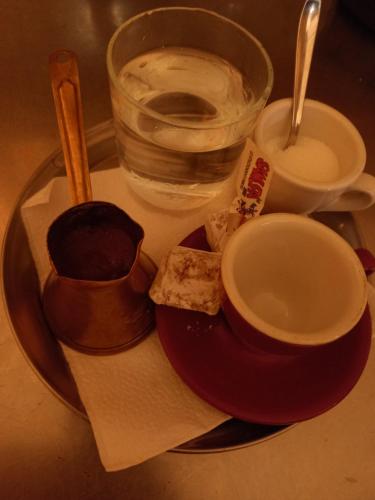 un piatto di cibo con una tazza e una ciotola d'acqua di Visit Drežnica a Mostar
