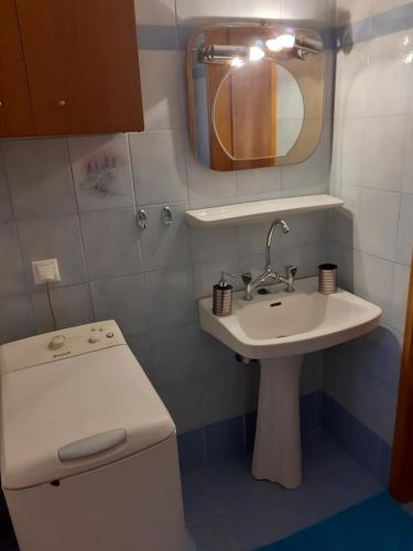 een kleine badkamer met een toilet en een wastafel bij Tsitalia cottage house in Leonidion