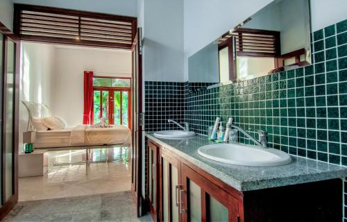 Ένα μπάνιο στο Villa Kelapa