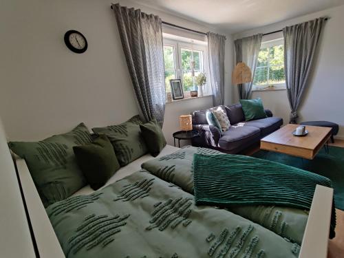 un soggiorno con divano e tavolo di Ferienwohnung Hyggelig a Waldershof