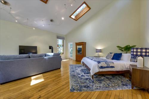 a bedroom with a bed and a couch at Entire Mountain Cottage Home - Restaurants Amazing Hiking & Biking Trails in Palo Alto