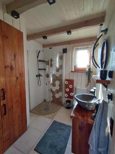 a bathroom with a sink and a shower at Bociani spokój in Giżycko