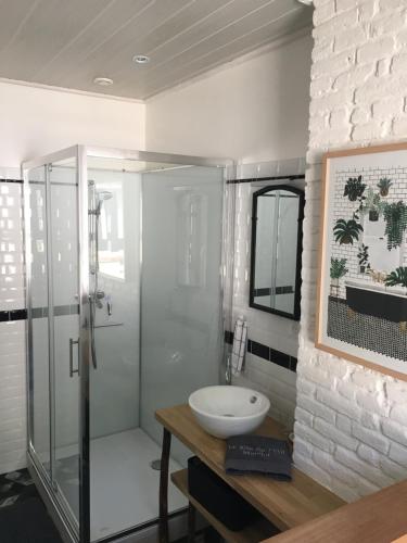 Un baño con ducha de cristal y lavabo. en Le gîte du Petit Matelot, en Fécamp