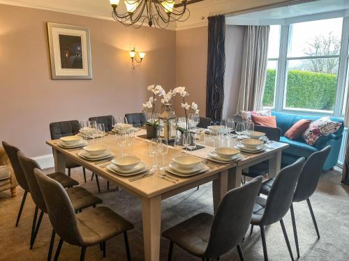 a dining room with a table and chairs at Hackney House in Richmond