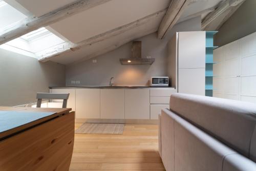 A kitchen or kitchenette at Tribunali suite de charme
