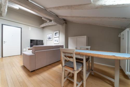 A television and/or entertainment centre at Tribunali suite de charme